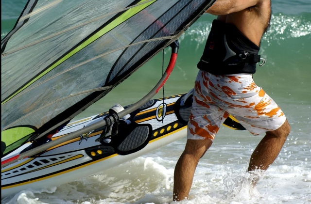 Entrando al mar con el material